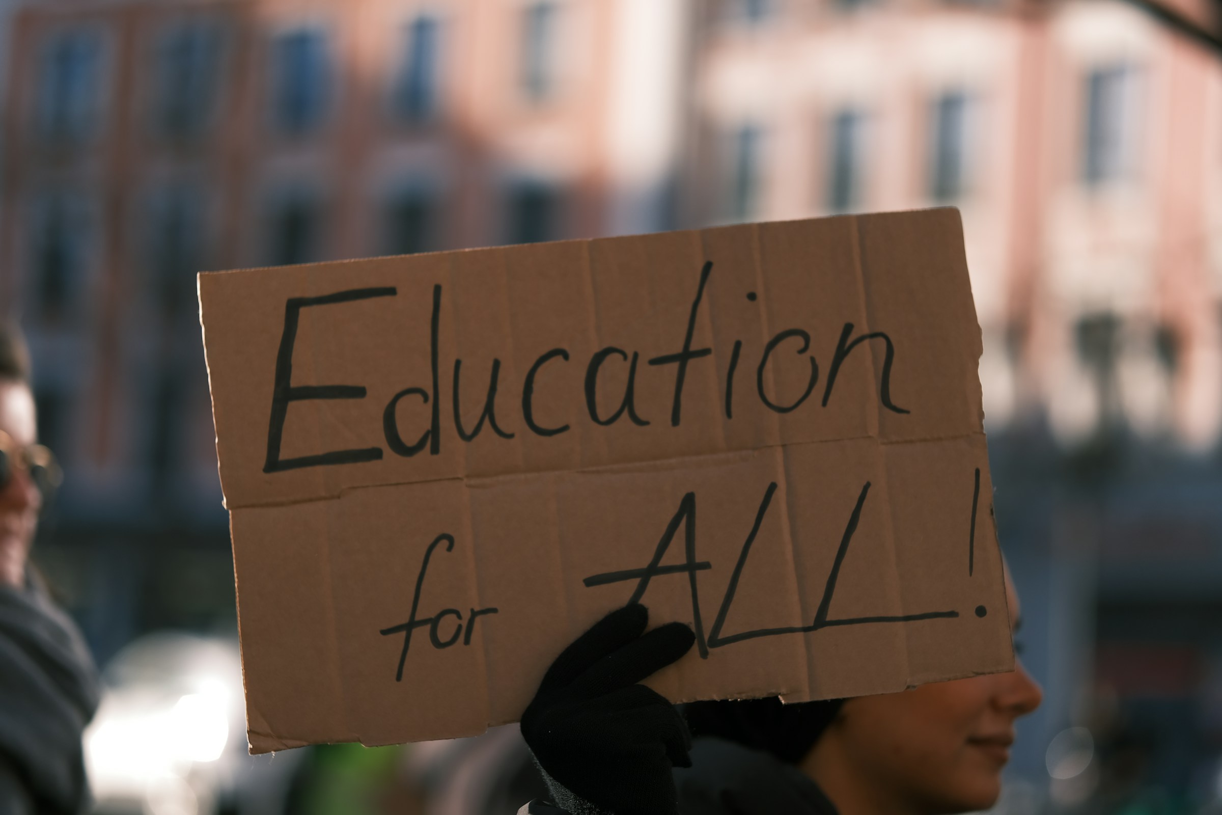 Workshop-Situation mit Teilnehmenden bei einer Tagung zu OEP und Demokratiebildung