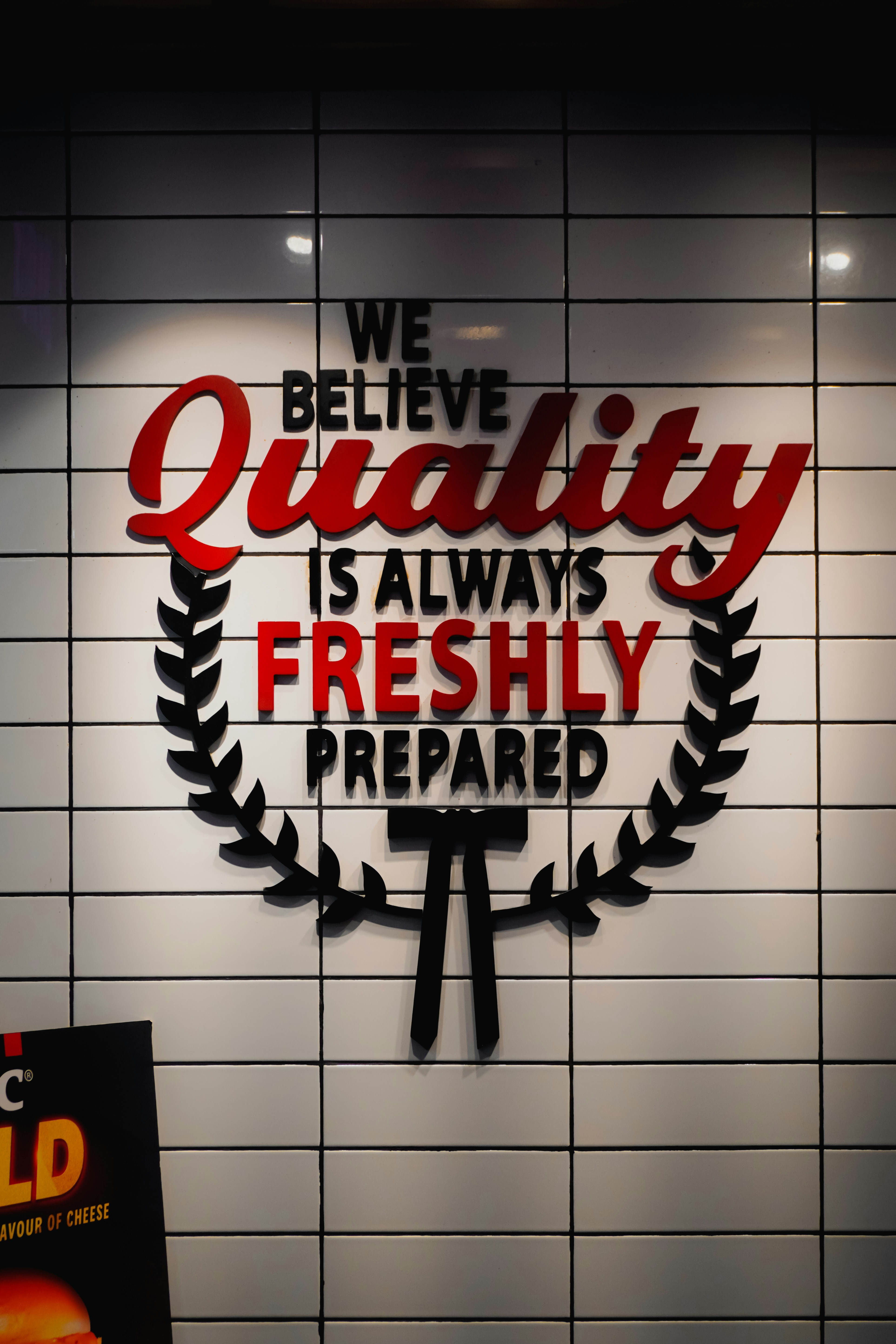 Wandkunst mit Text über Qualität und Frische von Adhitya Sibikumar (@adhitya_2505)(Quelle: Unsplash, Unsplash-Lizenz)